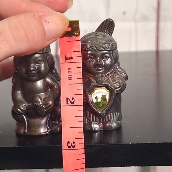 Vintage 90s Japan Metal Native American Indian Couple Salt & Pepper Shakers NM - Picture 15 of 16